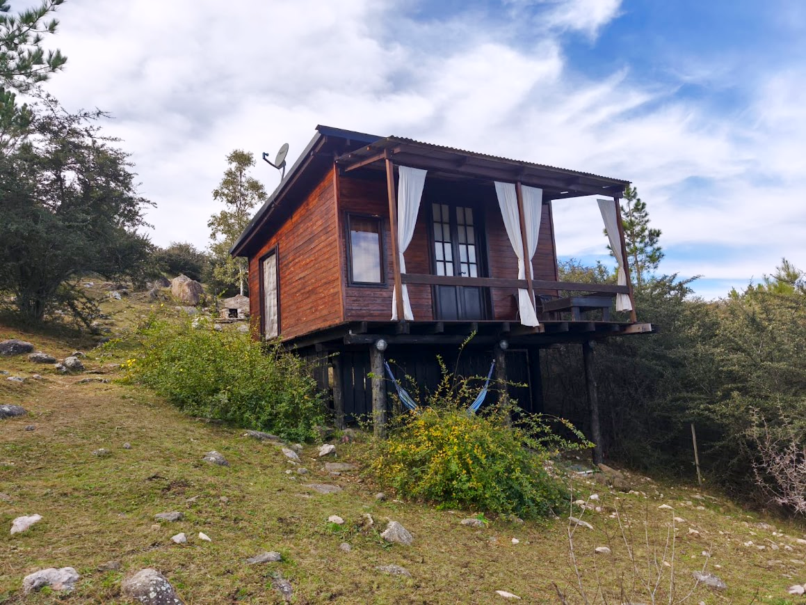 Cabaña Chuña 1 de madera sobre pilotes con vista a las sierras en San Clemente, Córdoba