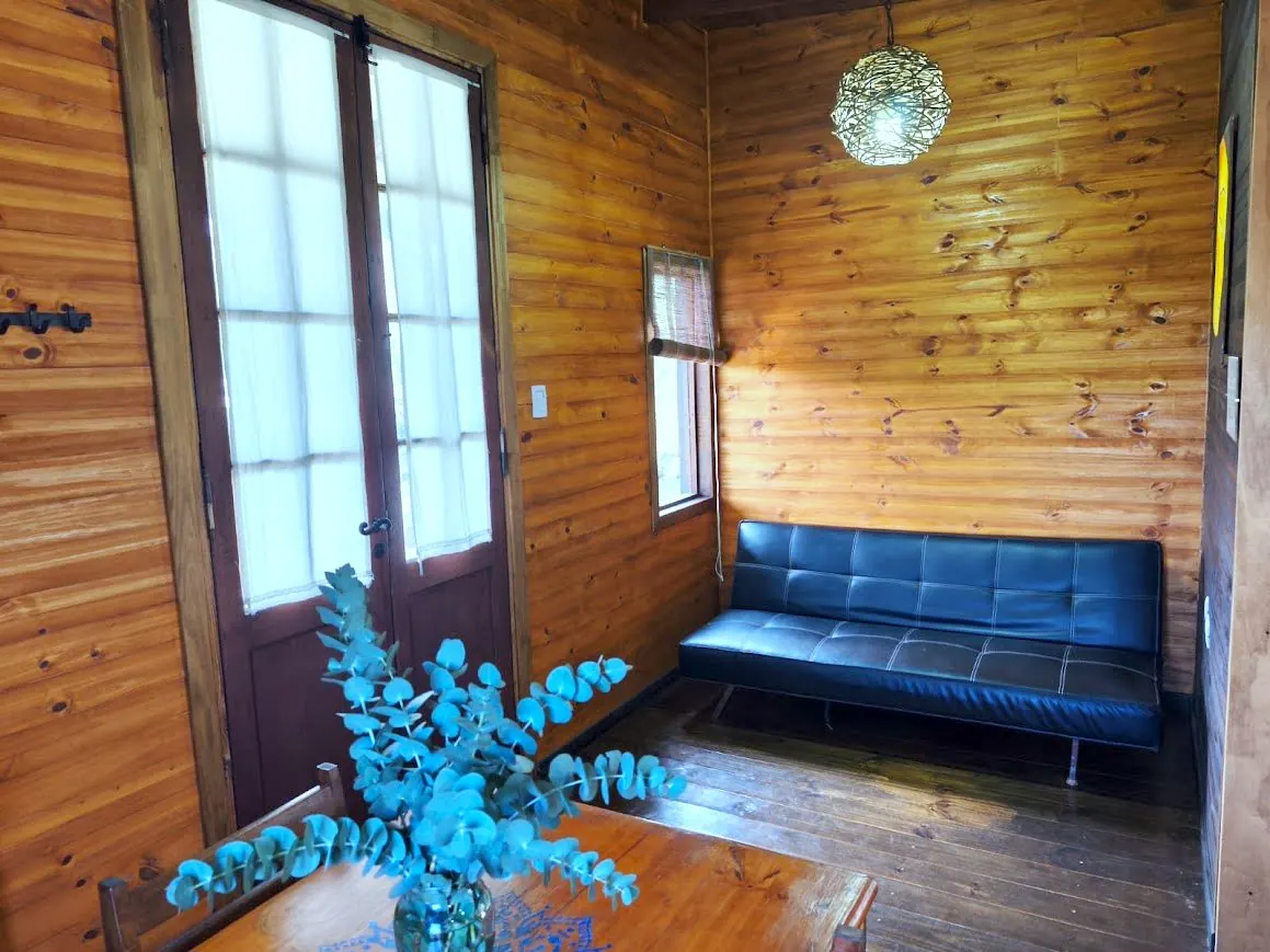 Estar comedor de la Cabaña Chuña 1 con puerta doble y luz natural