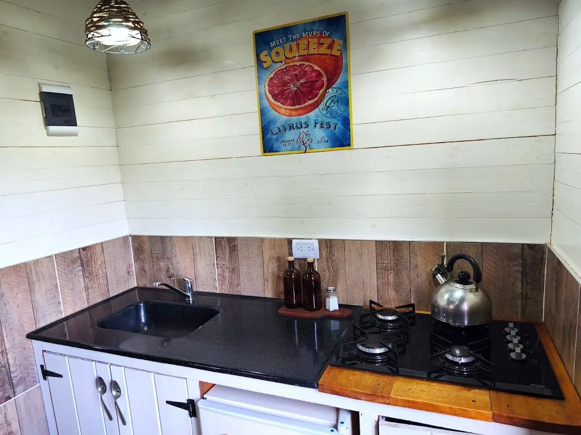 Cocina equipada de la Cabaña Chuña 1 con anafe a gas y mesada de granito