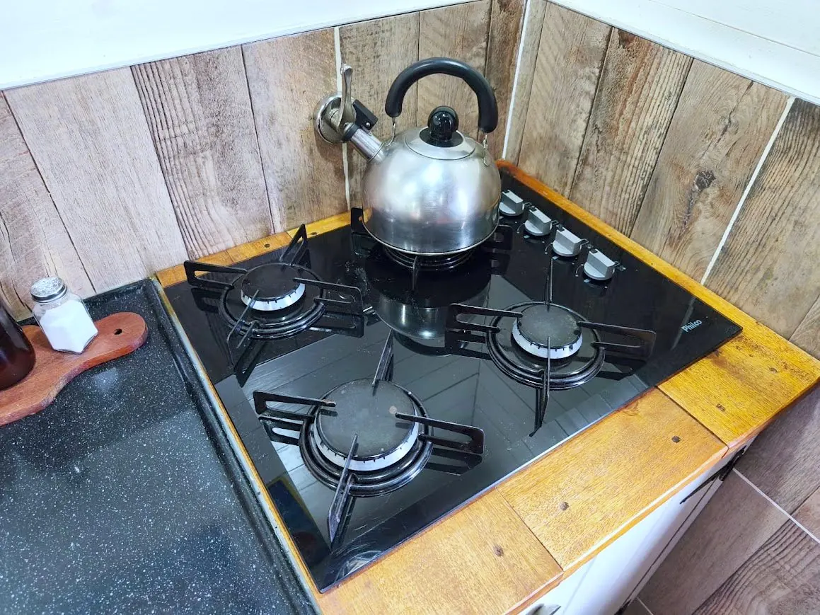 Anafe a gas de tres hornallas en la cocina de la Cabaña Chuña 1