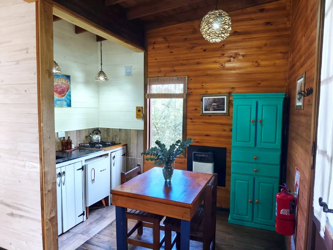 Comedor y cocina integrada de la Cabaña Chuña 1 en Paso de la Pampa