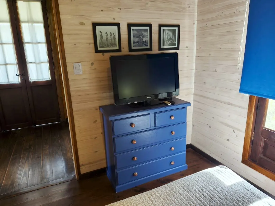Dormitorio de la Cabaña Chuña 1 con cama matrimonial y ropa blanca incluida