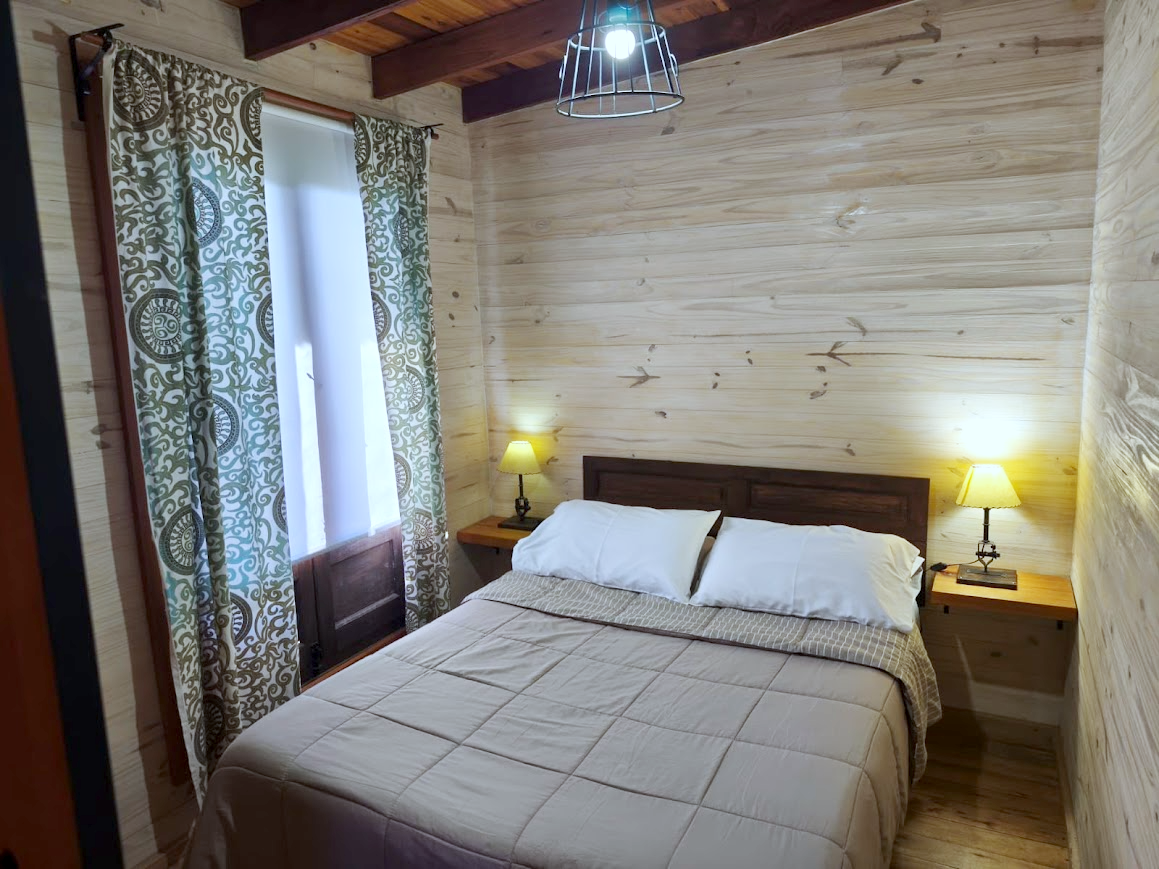 Dormitorio de la Cabaña Chuña 2 con cama matrimonial y ropa blanca incluida