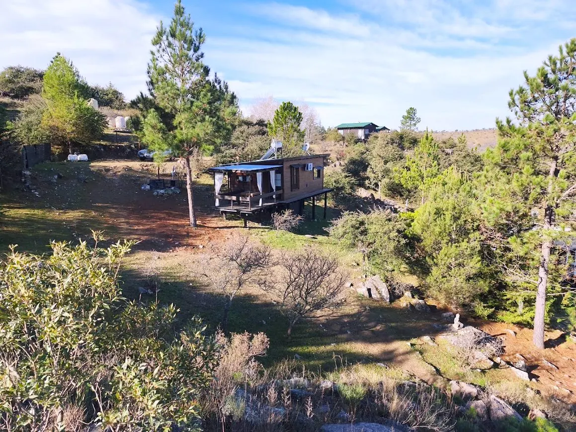 Cabaña Chuña 2 en el predio de una hectárea entre pinos y monte serrano