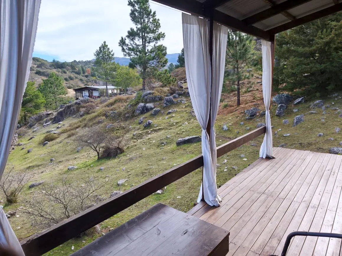 Vista a las sierras desde la galería de las cabañas Las Chuñas
